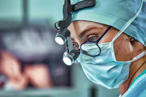 A female surgeon